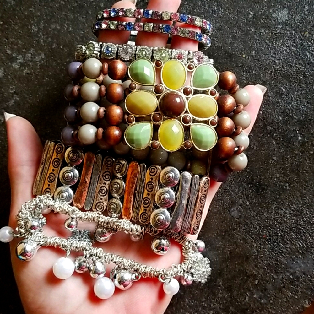 4/ $20 ⭐ Lot of bracelets